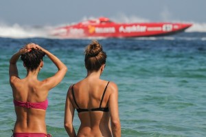 Dos bañistas observan la prueba de powerboats o lanchas a motor de la Class 1.