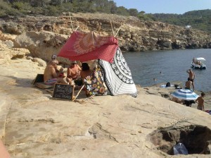 Establiment desmuntable il·legal de venda de begudes a Punta Galera. Foto: PSOE-Pacte.