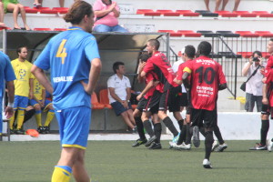 Los jugadores del Formentera celebran la conasecución del segundo tanto