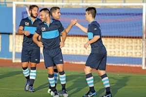 Futbolistas del Ciudad de Ibiza celebran la consecución de su gol en el partido. Foto: Fútbol Pitiuso