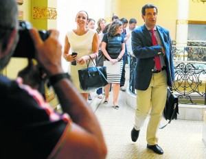 El conseller Biel Company arriba al Parlament. Foto: ARA Balears.