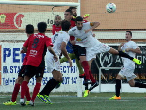 Borja Pando y Piquero intentan rematar el balón ante varios jugadores del Formentera. Foto: V. R.