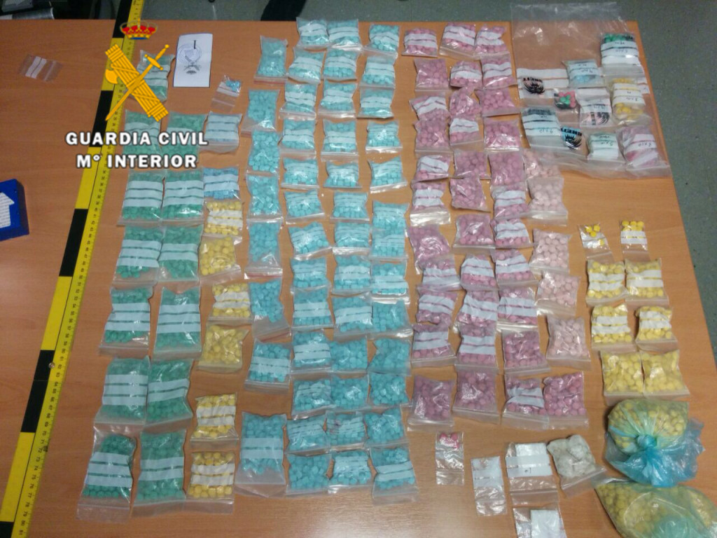 Parte de las drogas incautadas en la operación. Foto: Guardia Civil.