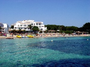 El bany a la platja d'Es Canar ha estat prohibit durant 24 hores.  Foto: Ibiza Travel.