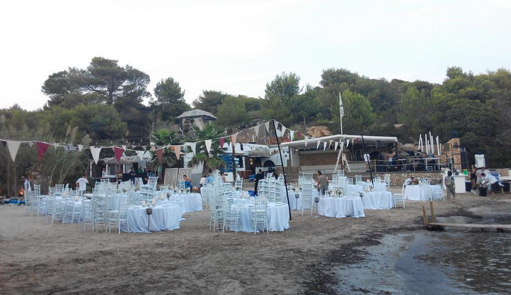 Imatge de les taules situades sobre la sorra de la platja. Foto: Twitter.