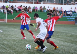 Pacheta intenta marcharse de un rival durante el partido del pasado domingo ante el Manacor.