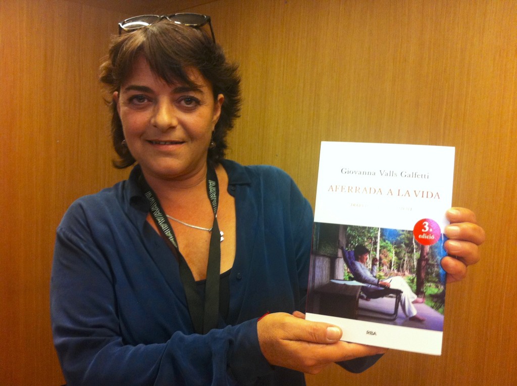 Giovanna Valls sostiene un ejemplar de su libro. Foto: D.V.