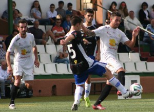 José Luis trata de superar a Pascu en el primer tiempo del partido. 