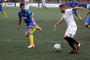 José Carlos trata de avanzar con el cuero en el campo del Ciutadella. Foto: Menorcaaldia.com