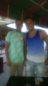 Keylor Navas, en Las Dalias, con un aficionado. Foto: Patricia López del Pino