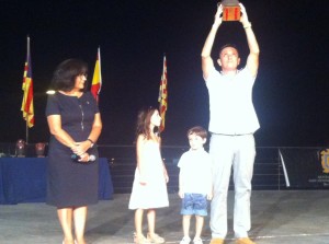 Juanjo Planells recoge el galardón durante un momento del homenaje a su hermano Bartolo.