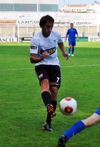 Lander Gabilondo centra el balón en un partido de la Real Unión de la pasada temporada. Foto: Pasión Txuribeltz