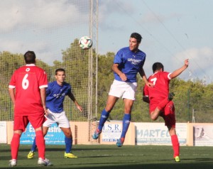 Luque gana un balón por alto en el centro del campo