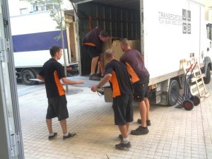 Varios trabajadores descargan los muebles de las aulas de sa Bodega esta mañana