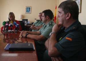 La delegada del gobierno en Balears, Teresa Palmer, y mandos de la Guardia Civil, durante la exposición del balance