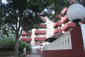 Imagen de la entrada del edificio de la calle Pablo Picasso de Platja d'en Bossa