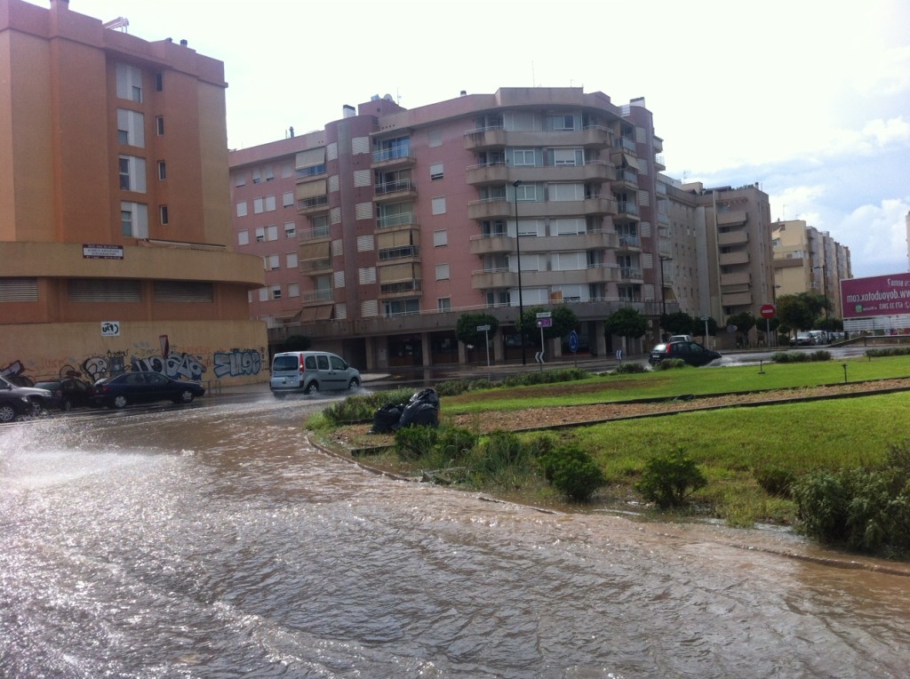 La rotonda situada frente al Multicines, inundada. Foto: D.V.