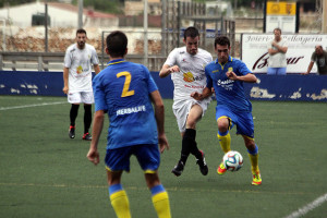 Rubén pugna con un jugador del Cioutadella en un lance del encuentro