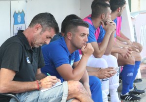 Román toma apuntes en el banquillo durante el partido ante el Alaró