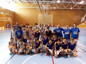 Los jugadores de los equipos del CB Formentera y Alcázar posan juntos durante el torneo.