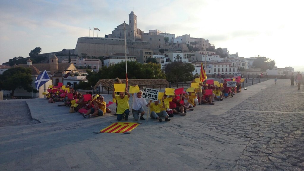 Imatge de la concentració al baluart. Foto: Eivissa pels Països Catalans.