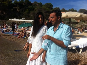 Martos da las últimas instrucciones a Patricia Yurena antes de sumergirse en las aguas de Cala Carbó. Foto: D.V.