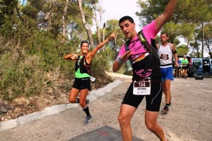 Sabina Corral, segunda en la general femenina, y Óscar Molina, a su llegada a línea de meta. Fotos: Elitechip