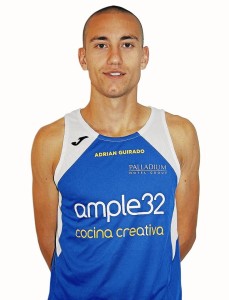 Adrián Guirado posa con la camiseta del Ample32.