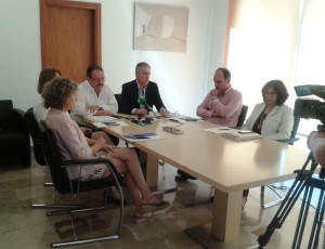 Vicent Serra, presidente del Consell d'Eivissa, junto a los alcaldes de los cinco municipios de la isla.