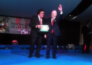 Abel Matutes recibe la distinción de manos del presidente de la FFIB Miquel Bestard.