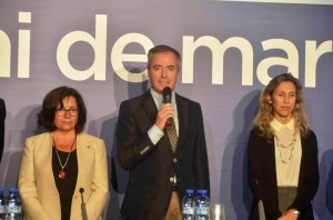 Vicent Serra, acompañado de Pepita Gutiérrez y Carmen Ferrer, durante la presentación de la regata.