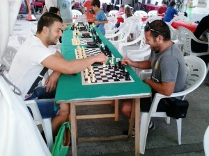 Una de las partidas disputadas durante el Festival de Ajedrez de la Marina.