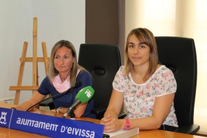 Soraya Pérez (i), gerente del Club Atletisme Pitiús, y Mar Sánchez, concejala de Deportes de Vila. 