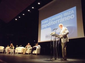 Vicent Marí, alcalde de Santa Eulària, durante la inauguración del Foro de Turismo.