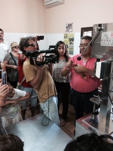 Moment del tast de l'oli. Foto: Consell Insular d'Eivissa.