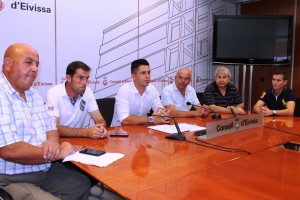 Rafa Triguero, junto a los responsables de fútbol y fútbol sala de la isla, durante la presentación de la campaña 2014/15.