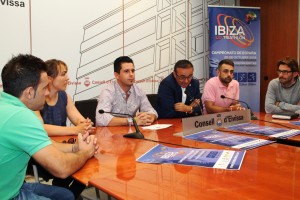 Juan José Hiodalgo, presidente de la Federación Española de Triatlón, durante la rueda de prensa en el Consell.