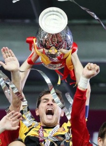 Iker Casillas levanta el trofeo de la Eurocopa 2012.