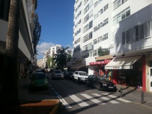 El pequeño se ha caído desde el balcón del tercer piso hasta la primera planta del edificio. 