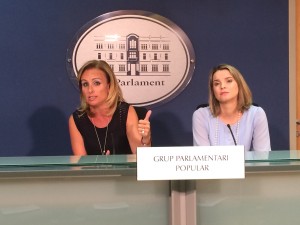 Mabel Cabrer (izq.) durante la rueda de prensa de hoy en el Parlament. Foto: PP.