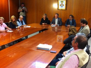 Vicent Serra, flanqueado por la consellera Mercedes Prats y el gerente del Àrea de Salut, Ignasi Casas, al inicio de la reunión con las asociaciones pro-radioterapia. 