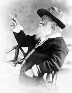 Walt Whitman sosteniendo una mariposa. Foto: Autor desconocido. Imagen incluida en la edición de 1897 de 'Hojas de hierba', publicado por M. Kennerley,.