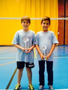 Dos de los jugadores ibiencos con los trofeos conseguidos