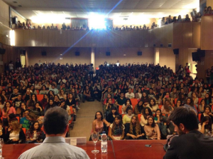 Presentación de 'Dioses y perros' en la Universidad Complutense. Foto: Twitter Dioses y Perros.