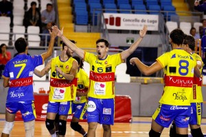 Pablo Dus, con el dorsal número 6, celebra un punto en el partido ante el Emevé Lugo.