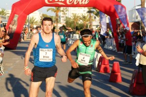 Naill Brooks venció en la milla absoluta masculina en un apretado esprint con Fernando Carro. Fotos: C. V.