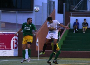 Piquero remata de cabeza el balón en una acción de la primera mitad. 