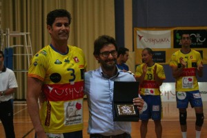 Pepe Cardenache, capitán del equipo ibicenco, entrega una placa a Juanjo Serra.