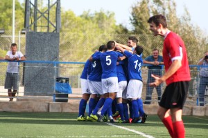 Los jugadores del San Rafael celebran un gol ante el enfado de un defensa del Son Cladera.