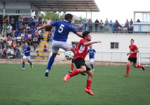 Enric Tarrés salta por el balón con un contrario durante el partido entre el San Rafael y el Son Cladera. Fotos: C. V.